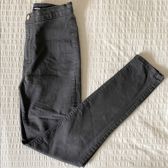 Fashion Nova medium grey light weight jeans - Picture 2 of 4